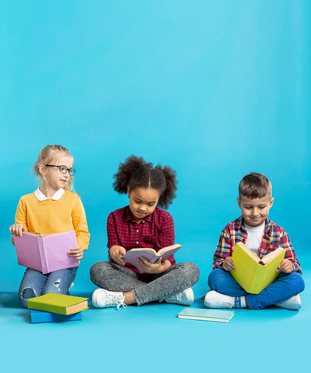 Niños leyendo juntos