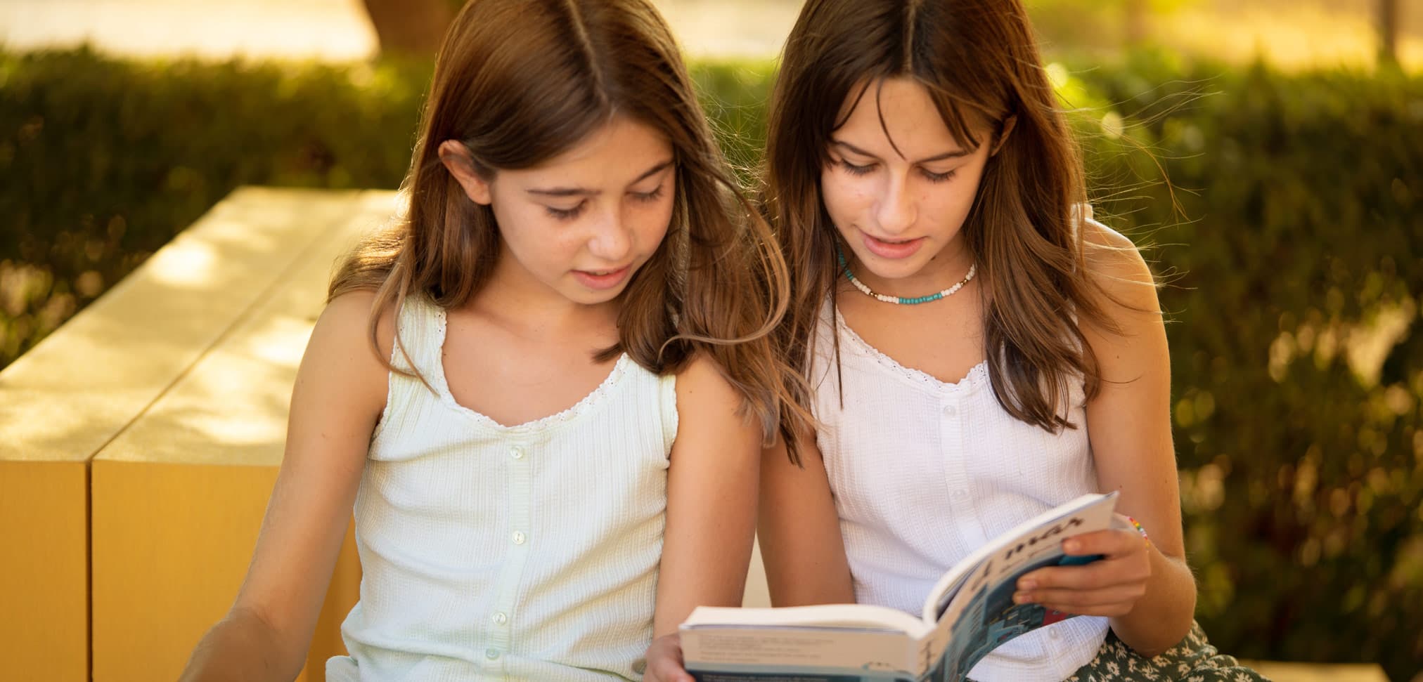 Niñas leyendo juntas